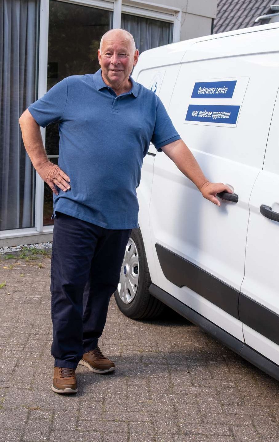 Bert bij de Ruvo auto in Emmen 2