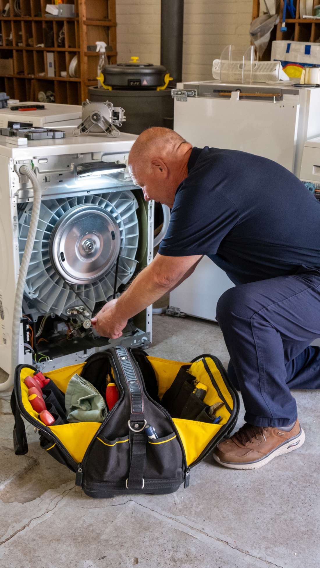 Bert met een wasmachine