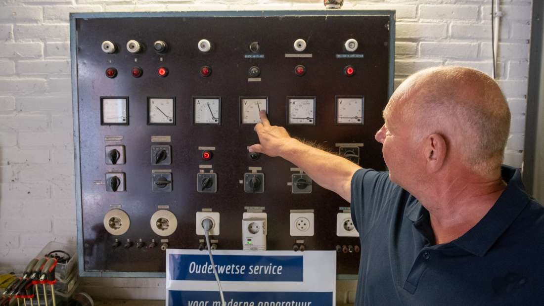 Bert van Ruvo met de testwand 2